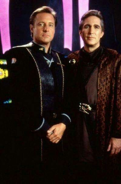 Les deux commandants de Babylon 5 côte à côte.