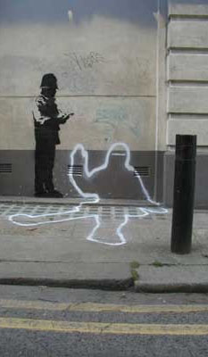 banksy : pochoir de policier et de silhouette de cadavre
