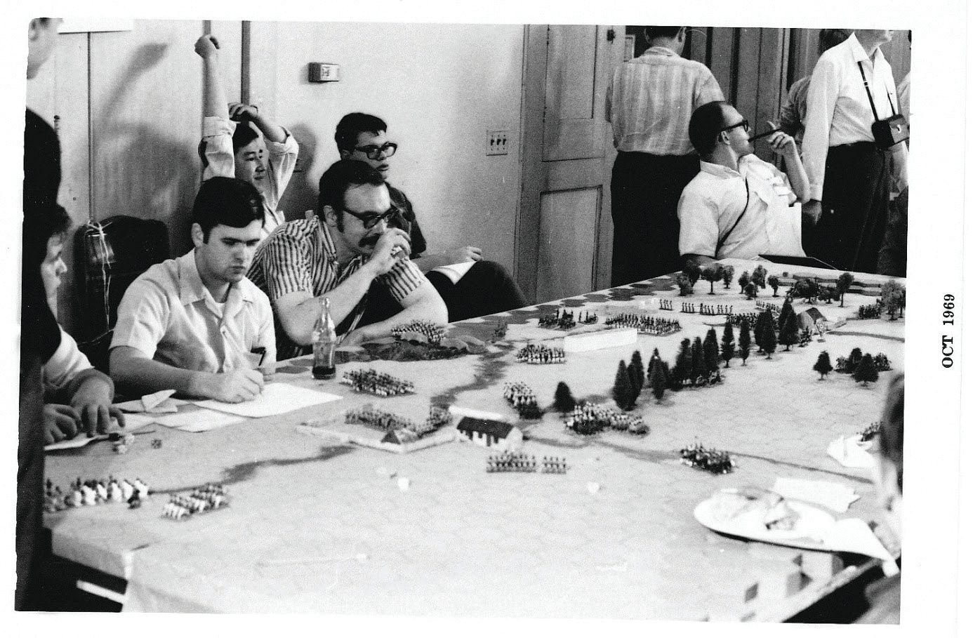 Photo d'octobre 1969 de Gary Gygax et plusieurs autres américains jouant à un wargame