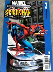 Ultimate Spiderman n°2 : Spidey pose sur le capot d'une voiture