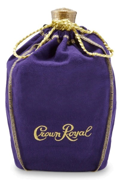 sac en velours violet enserrant une bouteille d'alcool