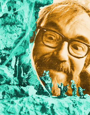 collage : visage de Gygax (vers ses 45 ans) regardant des figurines à flanc de falaise