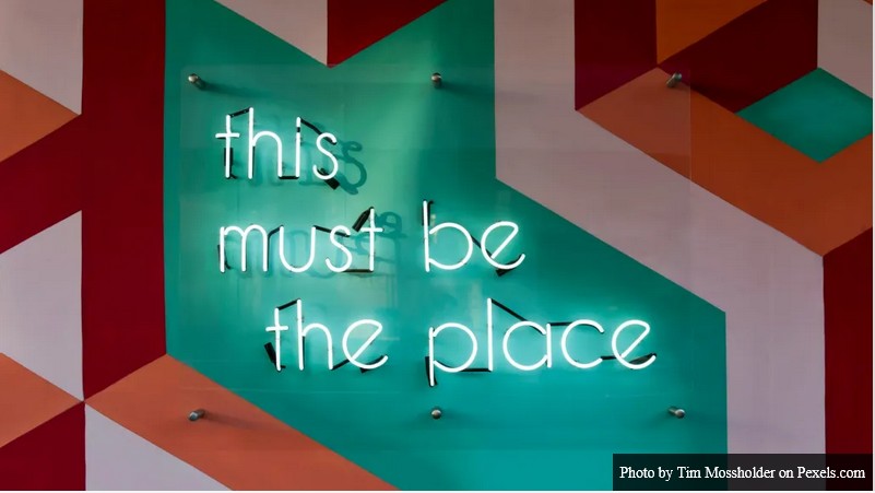 affiche en néon : "This must be the place"