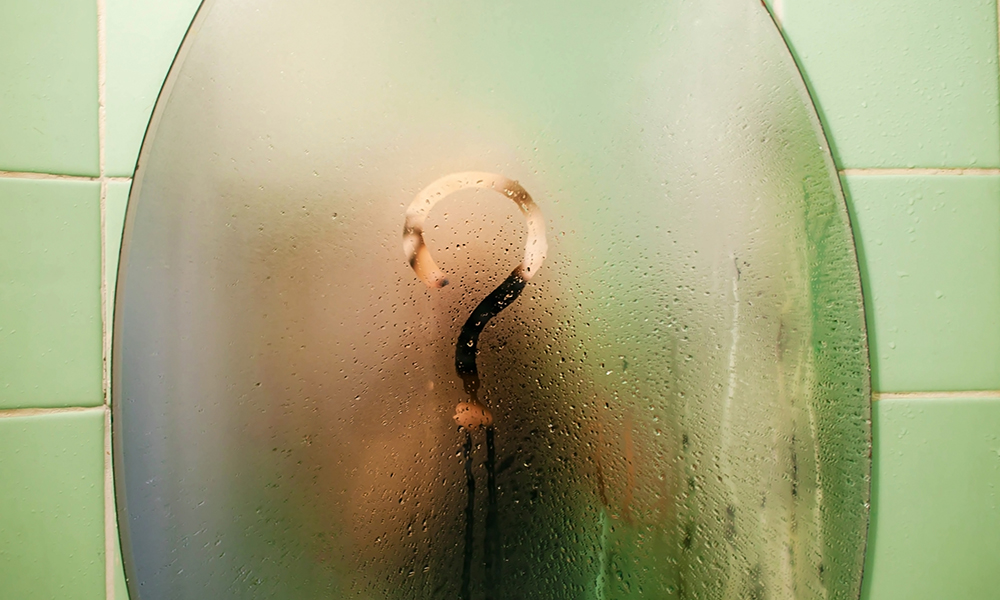 Un ? est dessiné sur le miroir embué d'une salle de bain