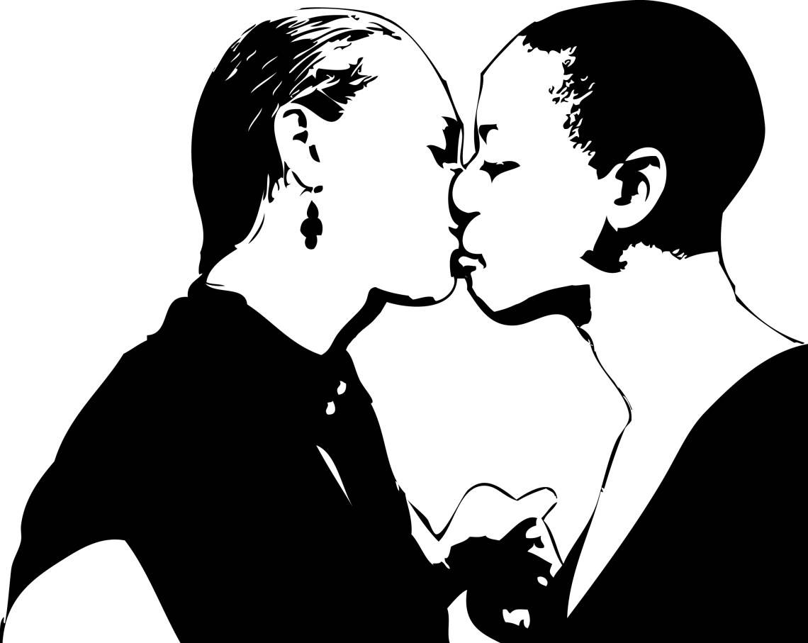 2 femmes s'embrassent