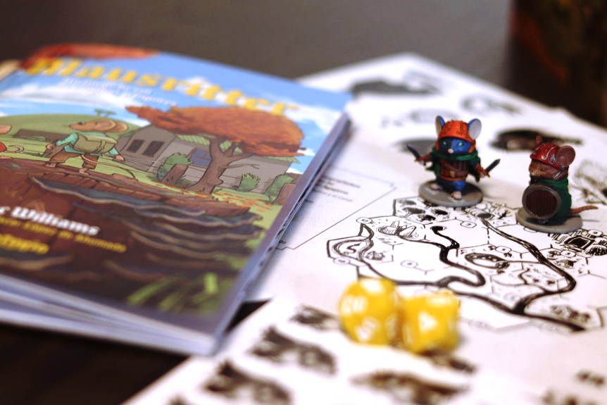 figurines de souris, dés, plan, livret de Mausritter