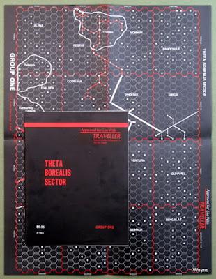 Une hexmap d'un 'secteur' sur fond noir ; limites de 16  'sous-secteurs' en rouge ; planètes et routes de commerce en blanc, avec le supplément "Secteur Théta Borealis" posé dessus.