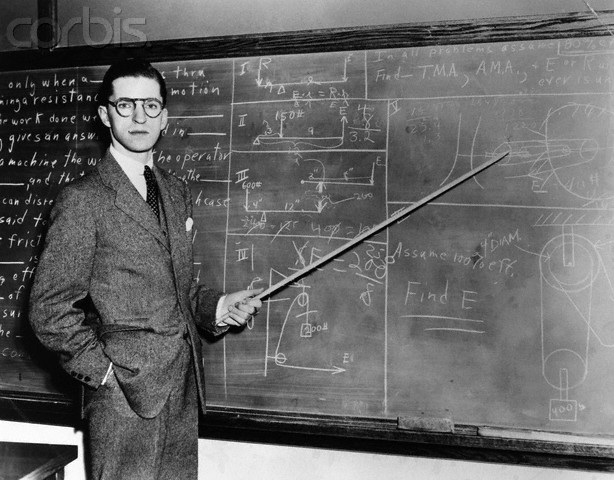 professeur devanttableau noir couvert de calculs