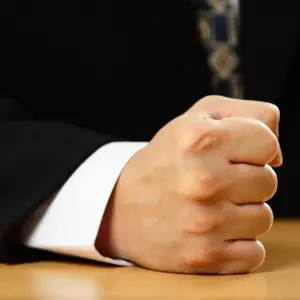 coup de poing sur la table