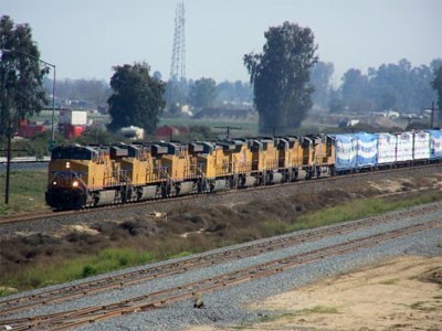 Train de marchandises tiré par 8 locomotives diesel