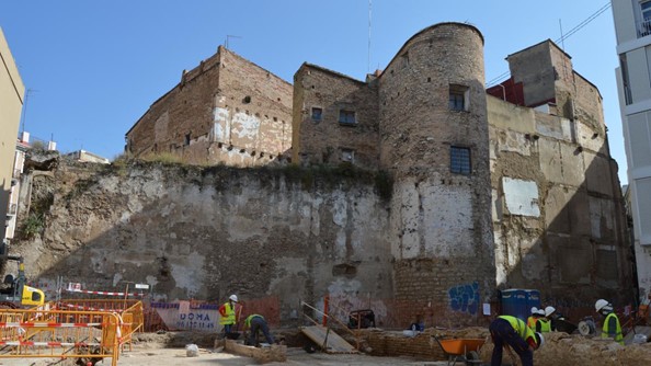 photo montrant une portion de muraille médiévale  transformée en habitations modernes