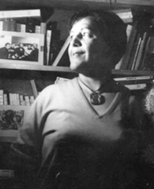 Françoise d'Eaubonne devant des étagères de livres