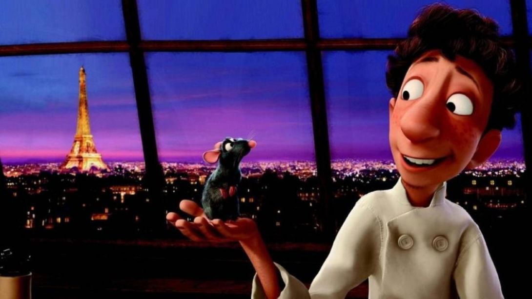 Scène dans le film Ratatouille : Rémy le rat est debout sur la paume d'Alfredo l'apprenti cuisinier. Ils se sourient, dos à une énorme baie vitrée derrière laquelle on peut apercevoir les toits et les lumières de Paris sur lesquelles le soleil finit de se coucher à l'horizon.