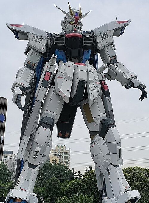 Un gigantesque robot humanoïde de combat, en armure blanche et anguleuse.